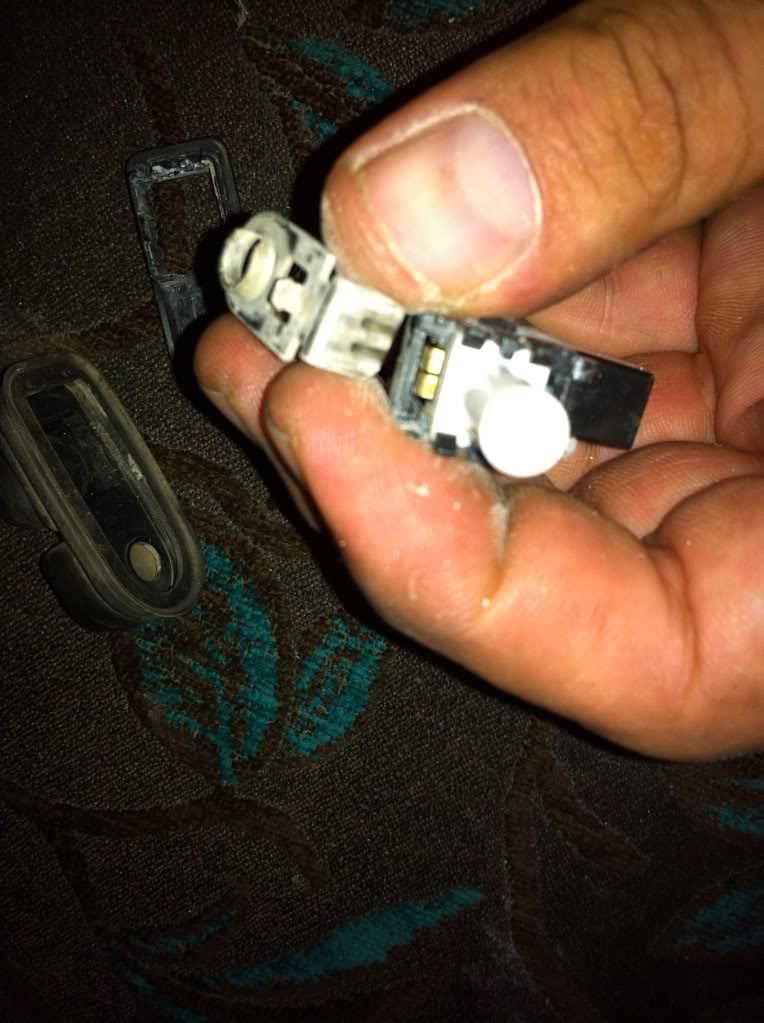 Key is out and you open driver door but radio/CD player wont turn off
