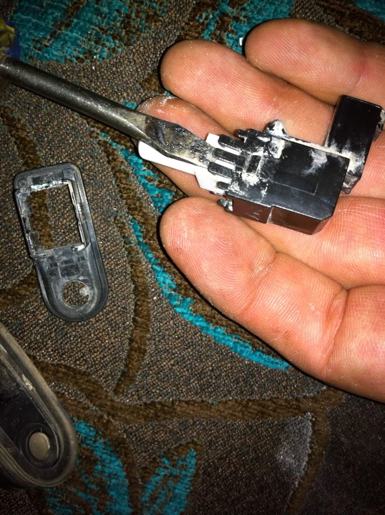 Key is out and you open driver door but radio/CD player wont turn off
