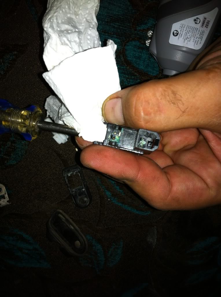 Key is out and you open driver door but radio/CD player wont turn off