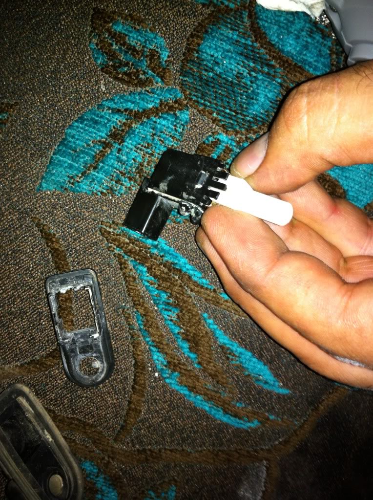 Key is out and you open driver door but radio/CD player wont turn off